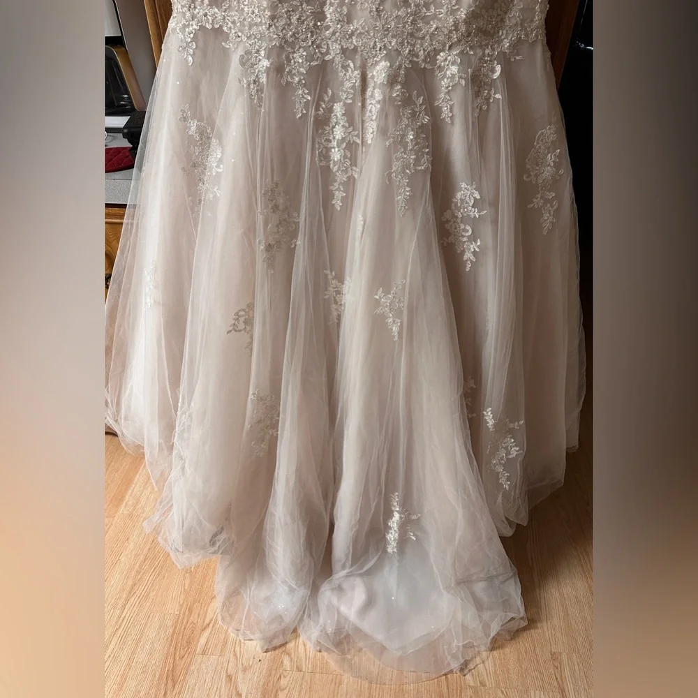 Champagne colored Mermaid style Essence of Australia wedding dress - Picture 4 of 7